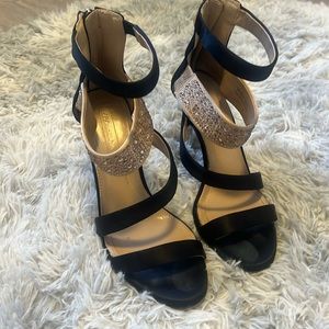 BCBG zip heels in excellent condition